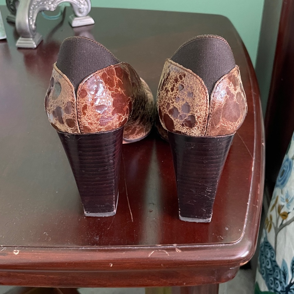 Donald J Pliner Casey Embossed Leather Pumps 9 M Brown - Picture 3 of 6